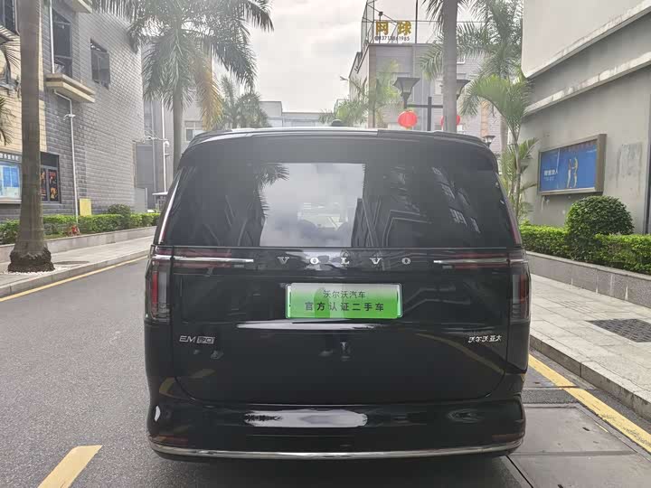 Фото 9 - Volvo EM90