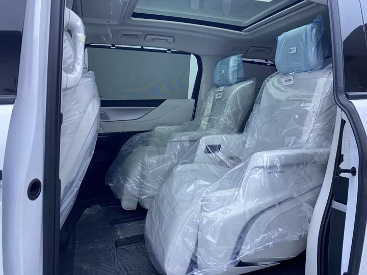 Photo 7 - Buick GL8 Hybrid