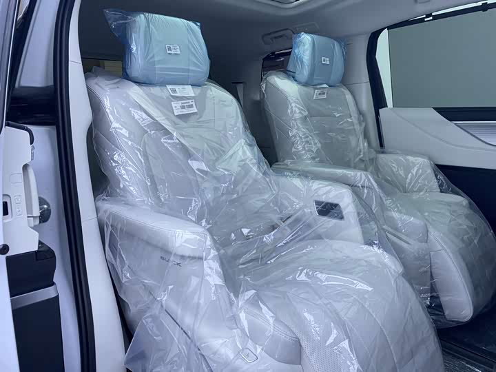 Photo 8 - Buick GL8 Hybrid