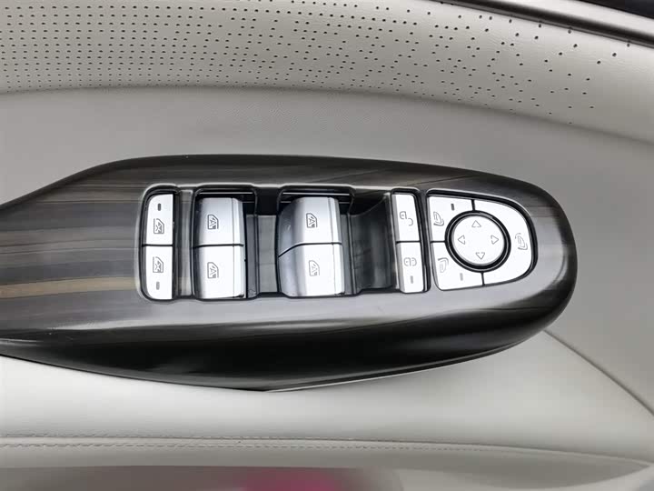 Фото 9 - Denza D9