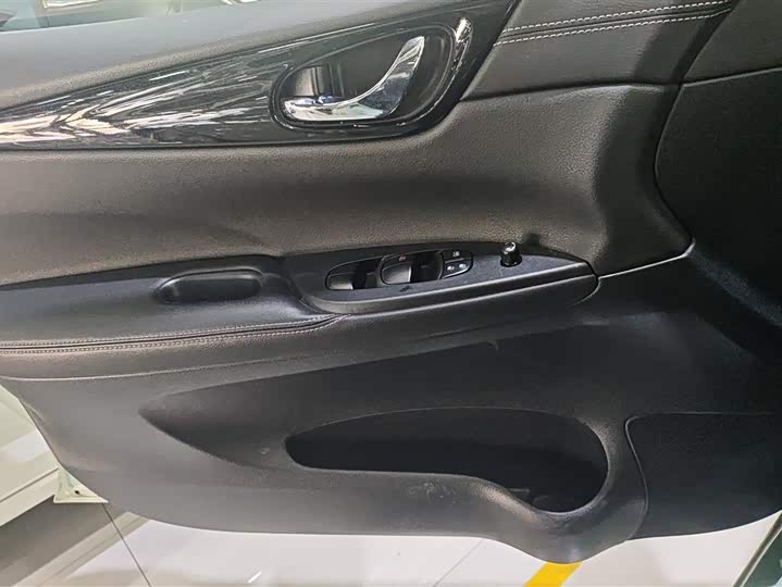 Photo 7 - Nissan Tiida