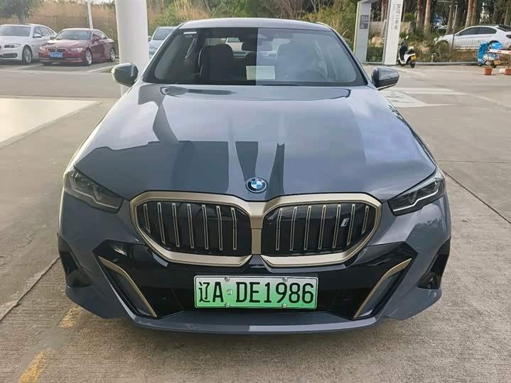 Фото 2 - BMW i5