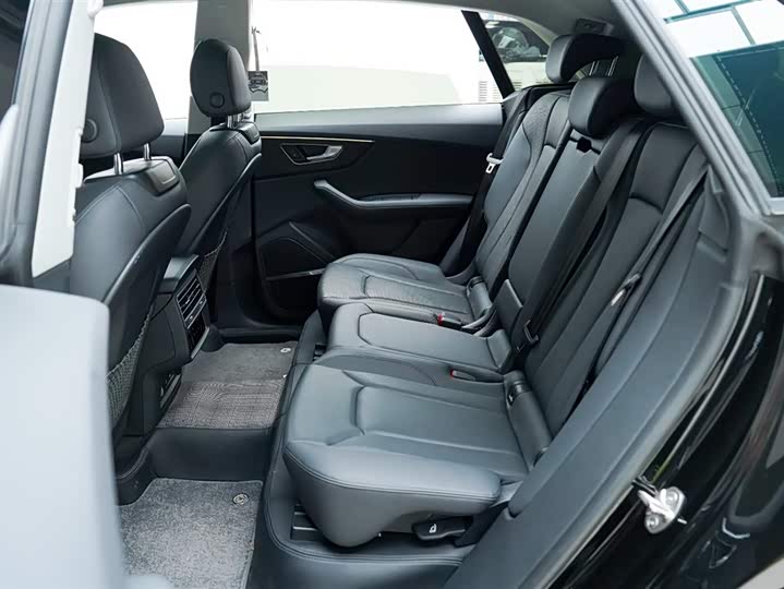 Фото 4 - Audi Q8