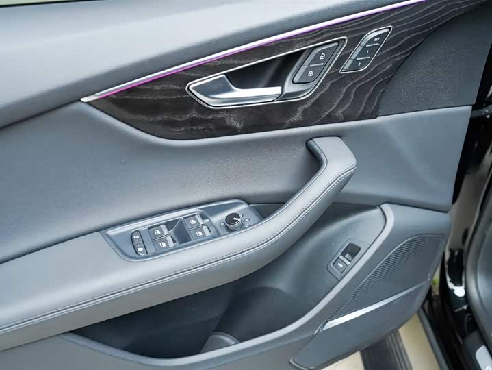 Фото 6 - Audi Q8