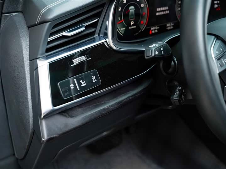 Фото 8 - Audi Q8