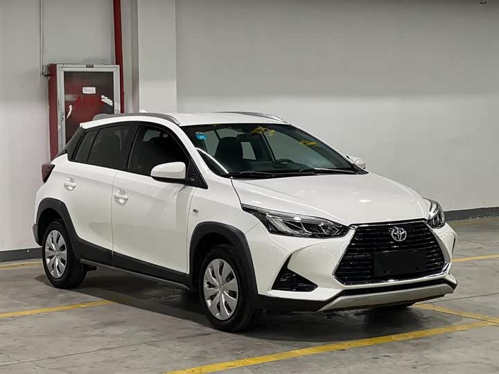 Фото 3 - Toyota Yaris L Hatchback