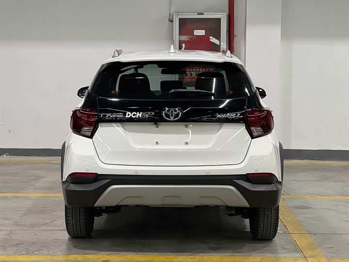 Фото 6 - Toyota Yaris L Hatchback