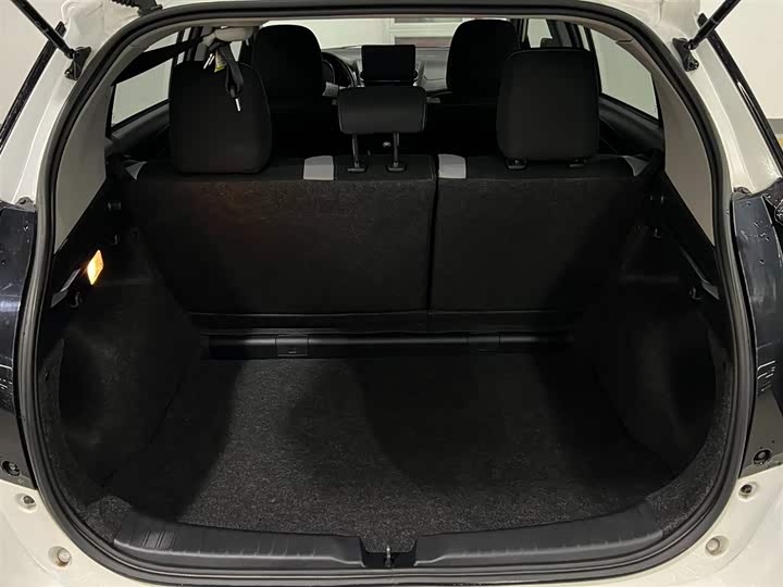 Фото 7 - Toyota Yaris L Hatchback