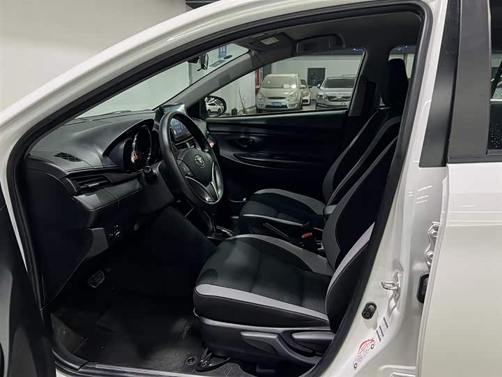 Фото 8 - Toyota Yaris L Hatchback