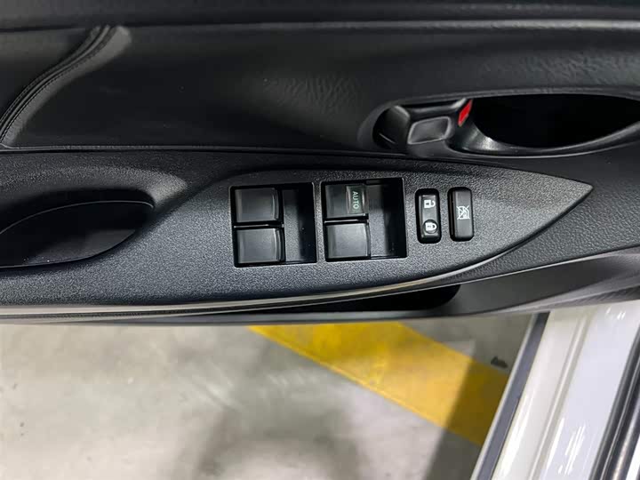 Фото 9 - Toyota Yaris L Hatchback