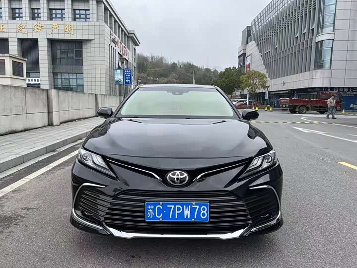 Фото 2 - Toyota Camry