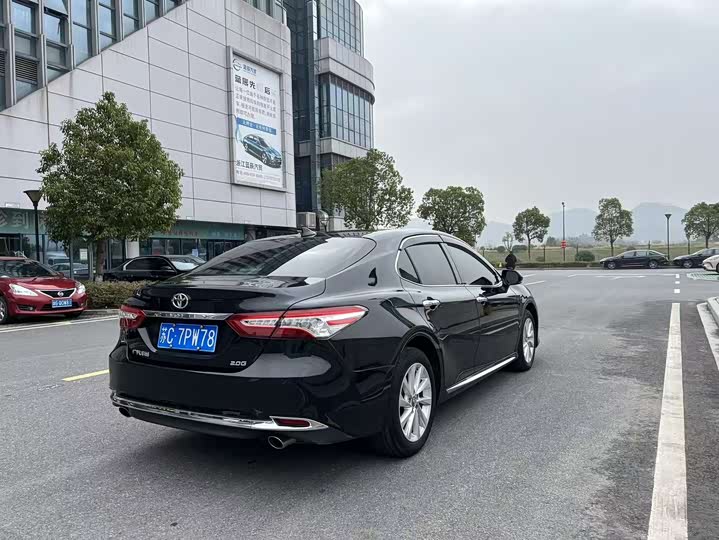 Фото 5 - Toyota Camry