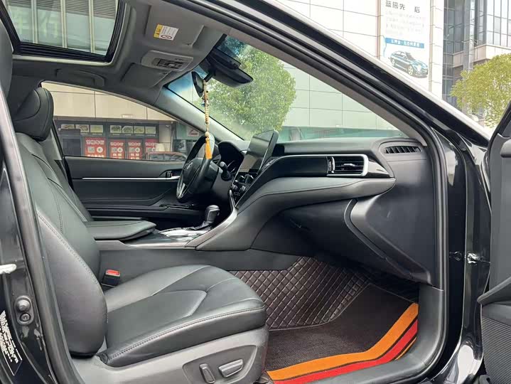 Фото 7 - Toyota Camry