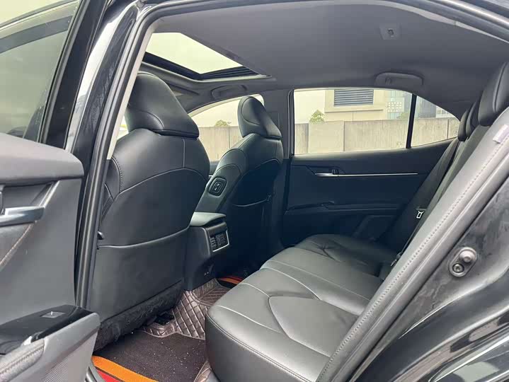 Фото 8 - Toyota Camry