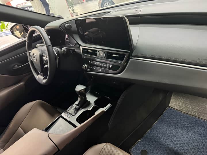 Фото 4 - Lexus ES