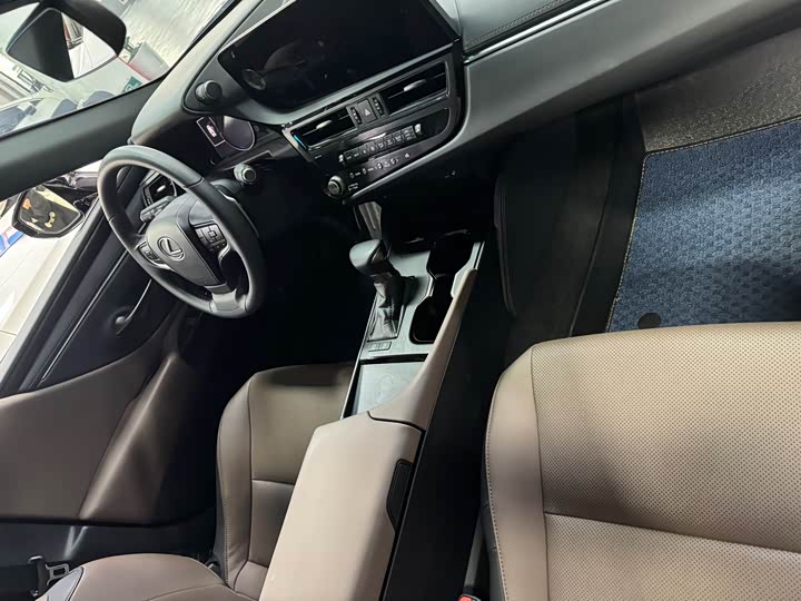 Фото 5 - Lexus ES