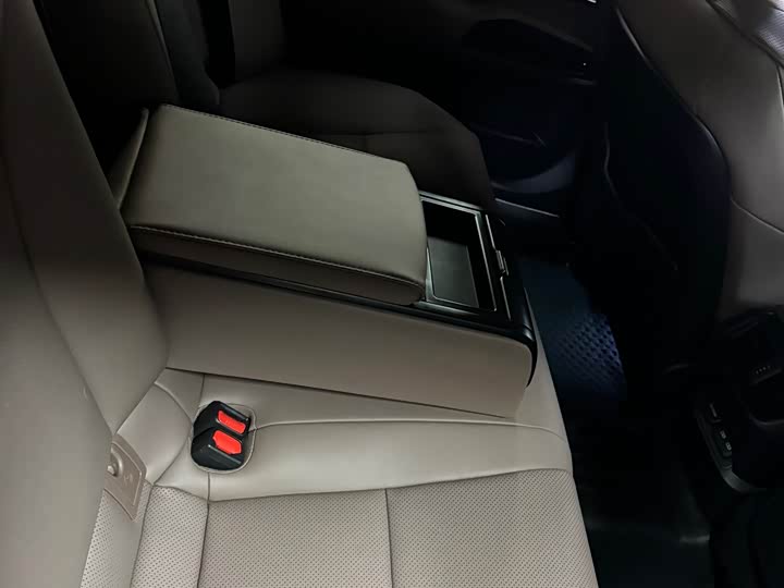 Фото 6 - Lexus ES