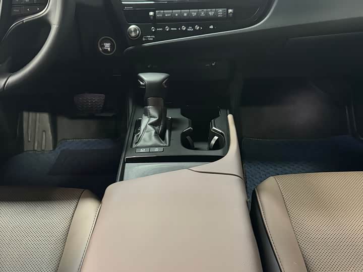 Фото 8 - Lexus ES