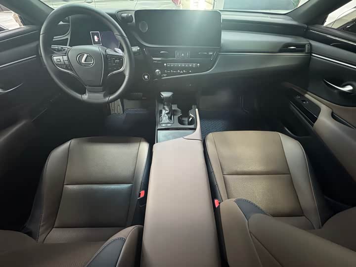 Фото 9 - Lexus ES