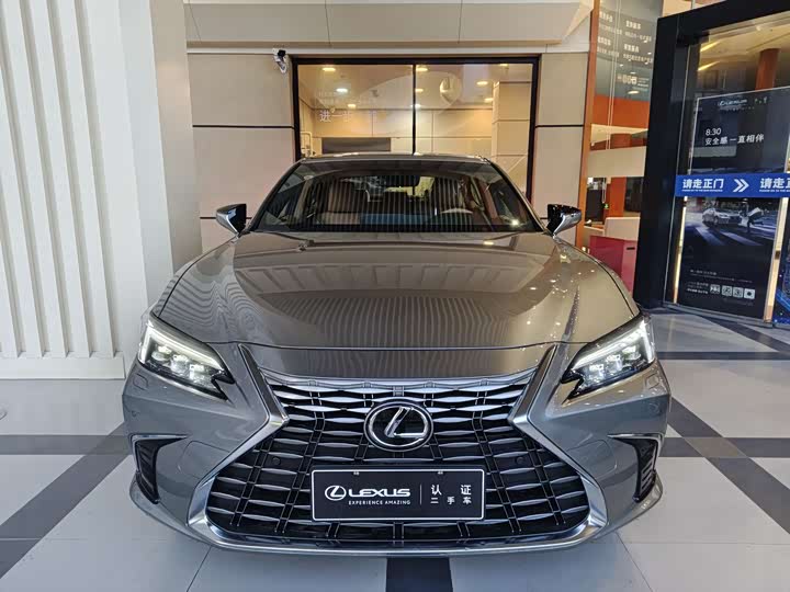 Фото 2 - Lexus ES