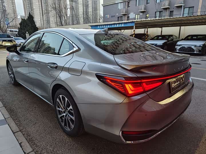 Фото 4 - Lexus ES