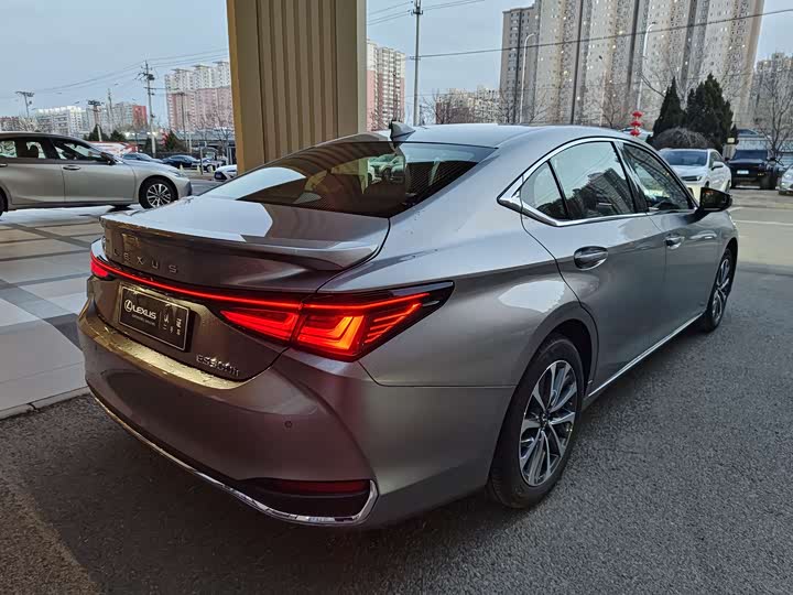 Фото 7 - Lexus ES