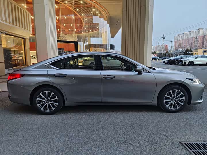 Фото 8 - Lexus ES