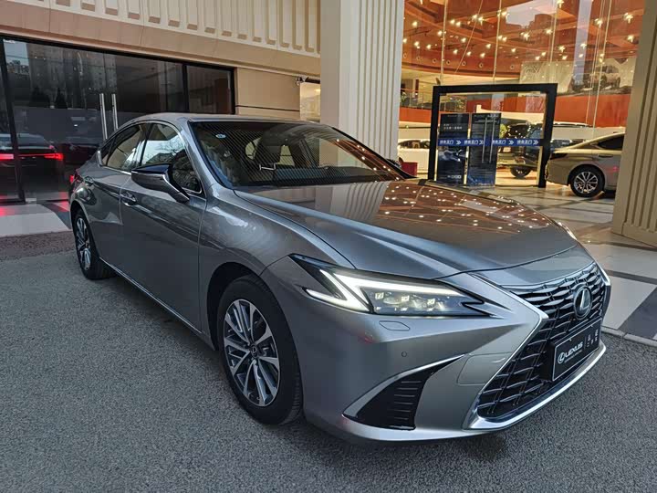 Фото 9 - Lexus ES