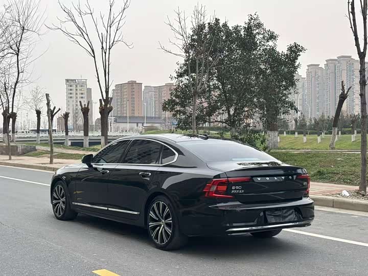 Фото 9 - Volvo S90