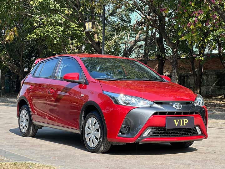 Фото 2 - Toyota Yaris L Hatchback