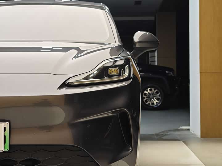 Фото 2 - MG Motor 4 EV