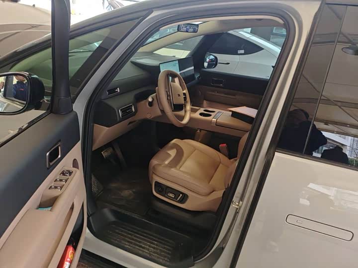 Фото 6 - LiXiang Mega