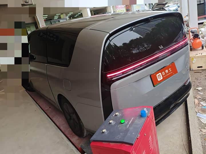 Фото 9 - LiXiang Mega