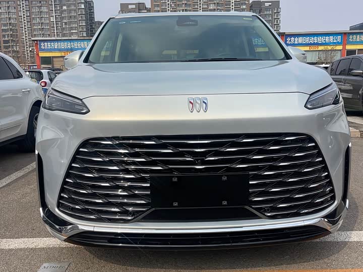 Photo 2 - Buick GL8 Hybrid