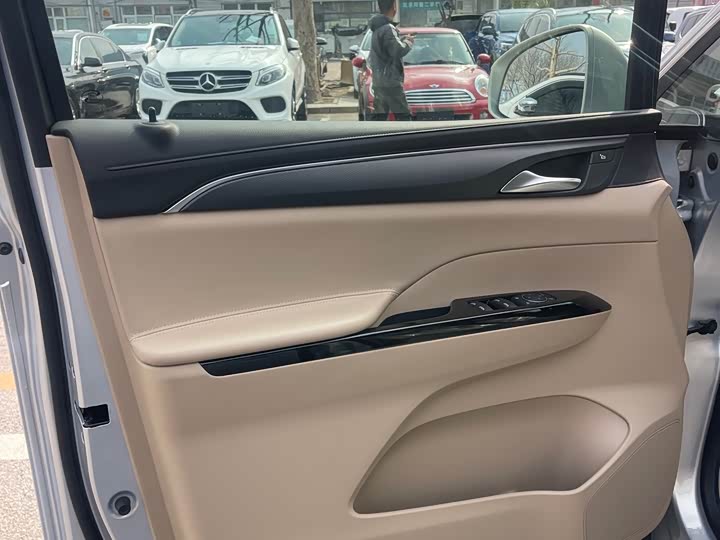 Photo 3 - Buick GL8 Hybrid