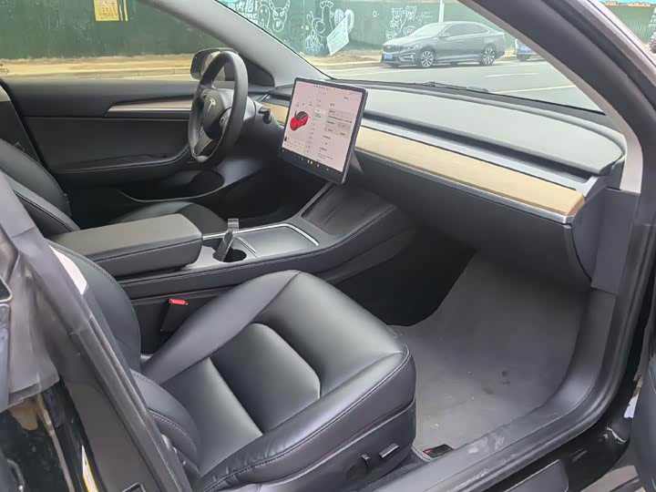 Фото 4 - Tesla Model 3