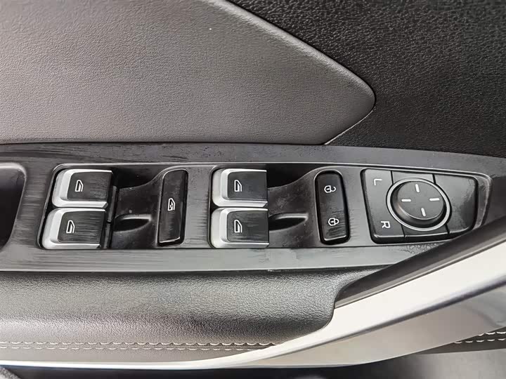 Фото 9 - Geely Atlas