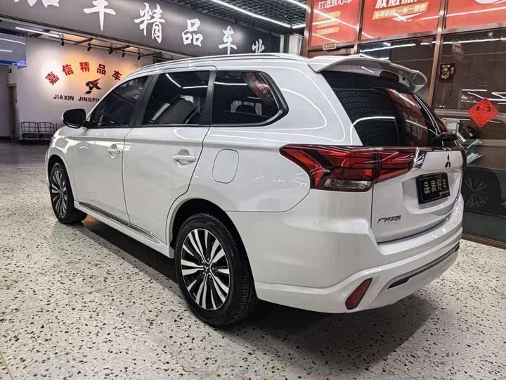 Фото 4 - Mitsubishi Outlander