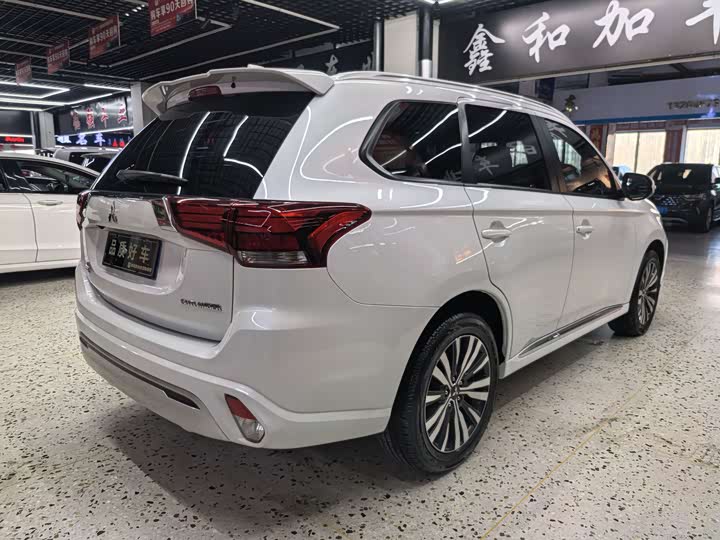 Фото 5 - Mitsubishi Outlander