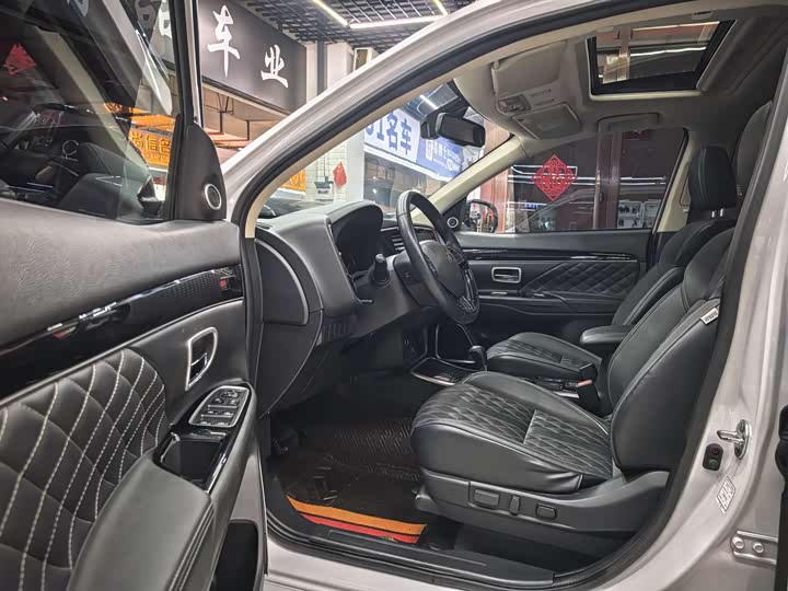 Фото 7 - Mitsubishi Outlander