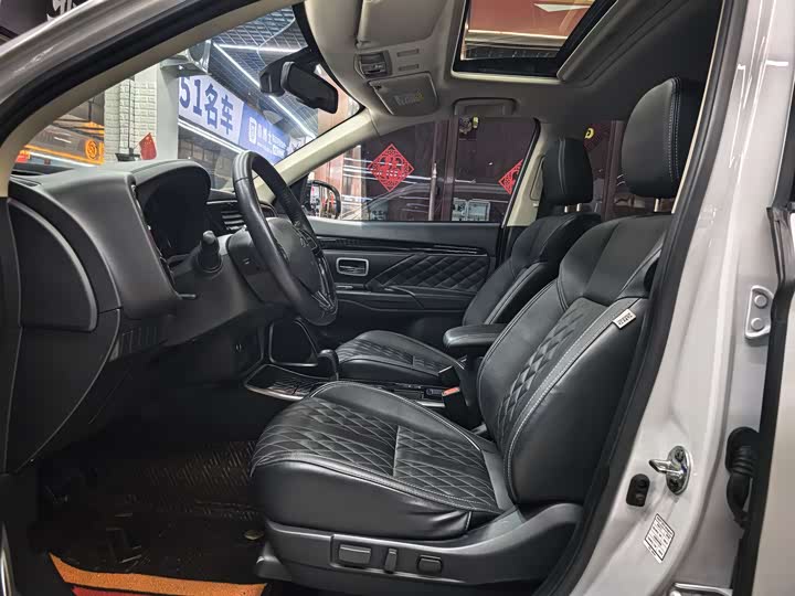 Фото 8 - Mitsubishi Outlander