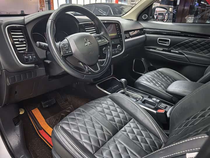 Фото 9 - Mitsubishi Outlander