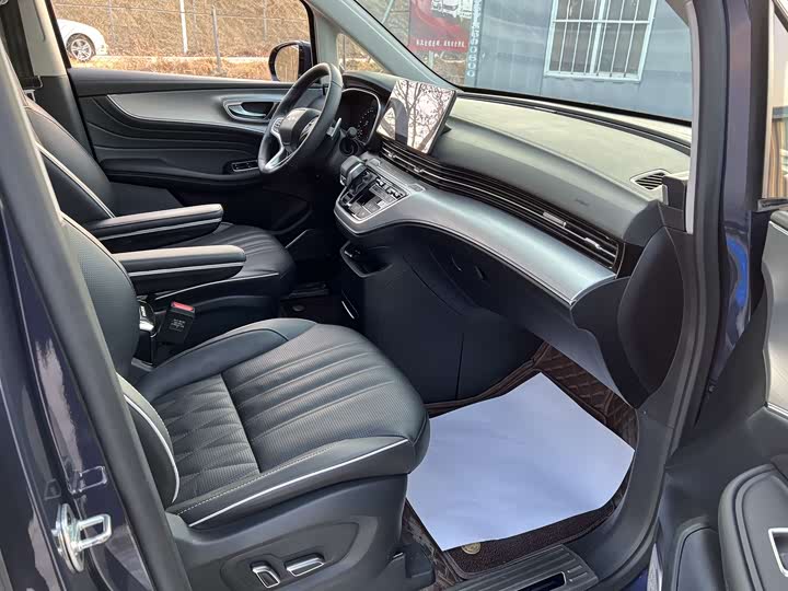 Фото 3 - Roewe iMax 8