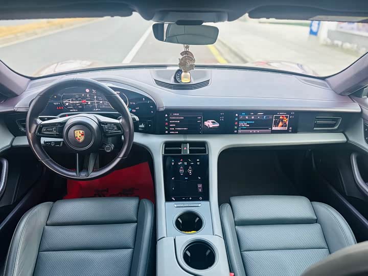 Photo 9 - Porsche Taycan