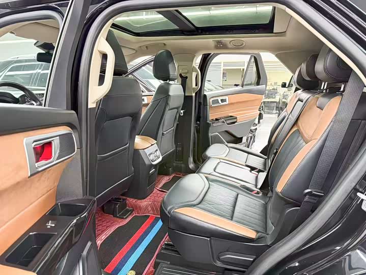 Фото 8 - Ford Explorer