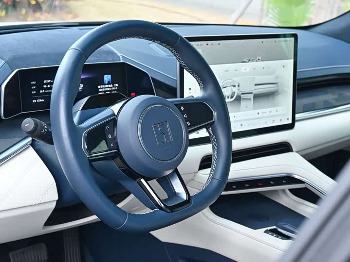 Фото 8 - Zeekr 001