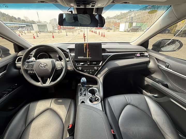 Фото 4 - Toyota Camry