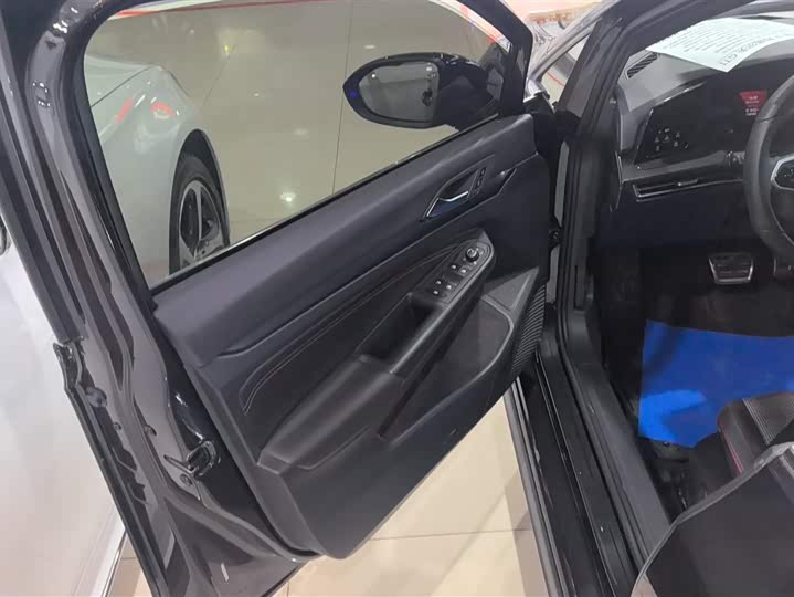 Photo 7 - Volkswagen Golf GTI