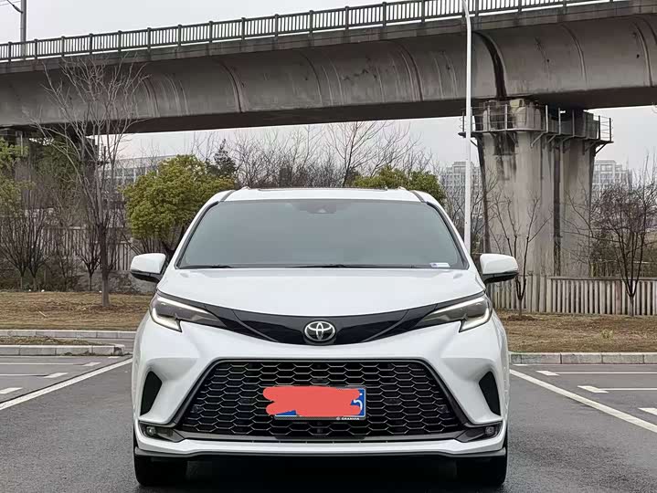 Фото 3 - Toyota Granvia