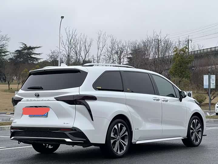 Фото 4 - Toyota Granvia